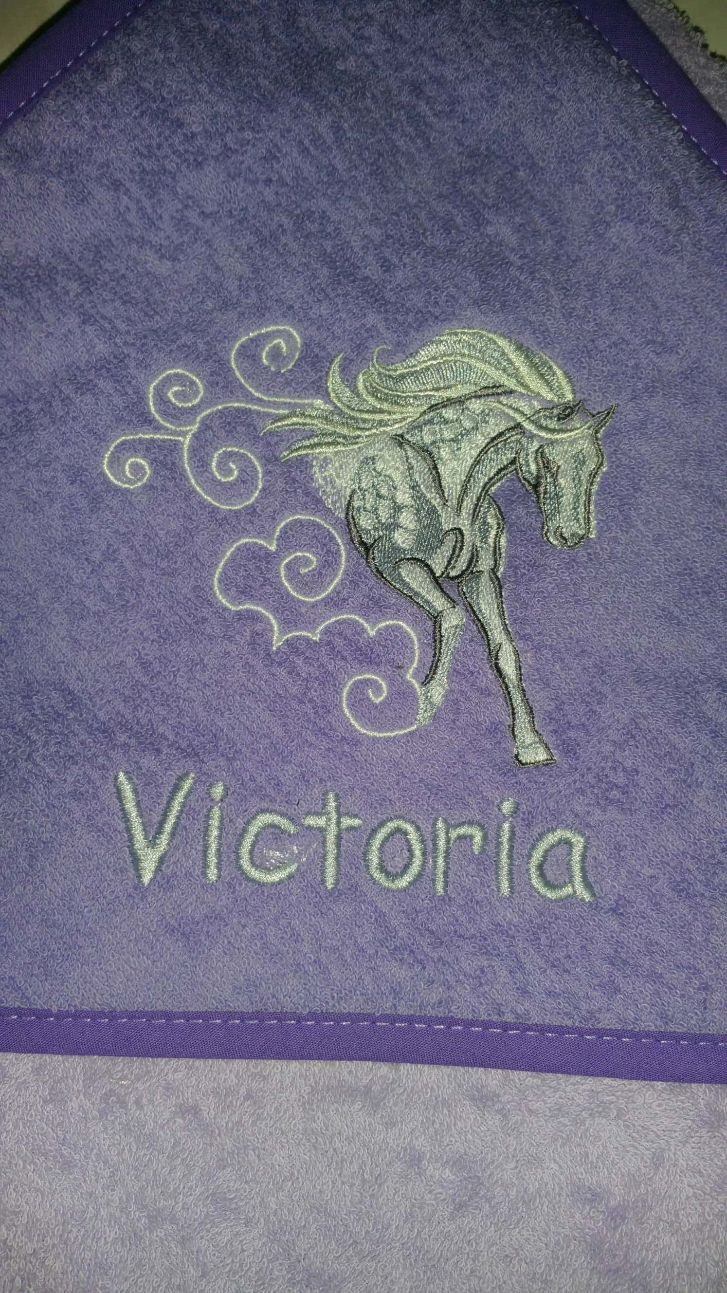 Kapuzenbadetuch mit Namen und Motiv.jpg